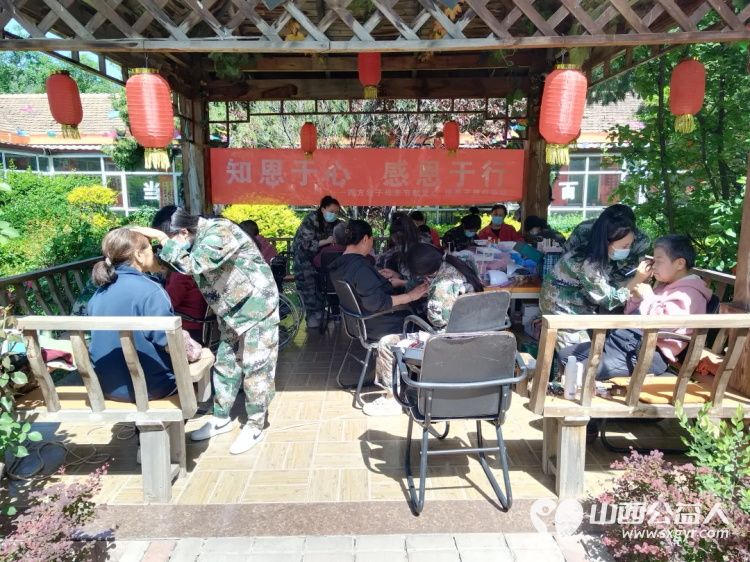 母亲节送爱心美丽快乐永相随 山西省四方中等技术学校爱心志愿者团队走进太原市源缘圆老年公寓为奶奶们和美女员工们化个妆,做个亮甲 - 第2张 - 山西公益人 母亲节送爱心美丽快乐永相随 山西省四方中等技术学校爱心志愿者团队走进太原市源缘圆老年公寓为奶奶们和美女员工们化个妆,做个亮甲 - 第2张