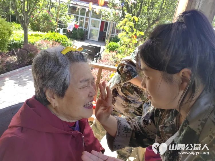 母亲节送爱心美丽快乐永相随 山西省四方中等技术学校爱心志愿者团队走进太原市源缘圆老年公寓为奶奶们和美女员工们化个妆,做个亮甲 - 第4张 - 山西公益人 母亲节送爱心美丽快乐永相随 山西省四方中等技术学校爱心志愿者团队走进太原市源缘圆老年公寓为奶奶们和美女员工们化个妆,做个亮甲 - 第4张