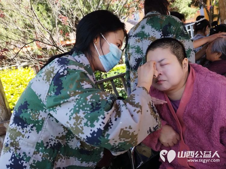 母亲节送爱心美丽快乐永相随 山西省四方中等技术学校爱心志愿者团队走进太原市源缘圆老年公寓为奶奶们和美女员工们化个妆,做个亮甲 - 第6张 - 山西公益人 母亲节送爱心美丽快乐永相随 山西省四方中等技术学校爱心志愿者团队走进太原市源缘圆老年公寓为奶奶们和美女员工们化个妆,做个亮甲 - 第6张