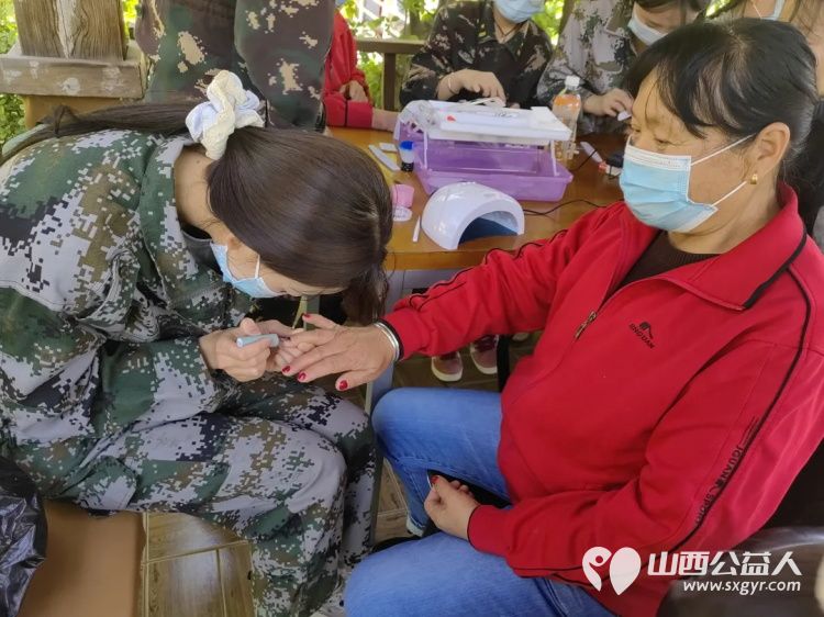母亲节送爱心美丽快乐永相随 山西省四方中等技术学校爱心志愿者团队走进太原市源缘圆老年公寓为奶奶们和美女员工们化个妆,做个亮甲 - 第11张 - 山西公益人 母亲节送爱心美丽快乐永相随 山西省四方中等技术学校爱心志愿者团队走进太原市源缘圆老年公寓为奶奶们和美女员工们化个妆,做个亮甲 - 第11张