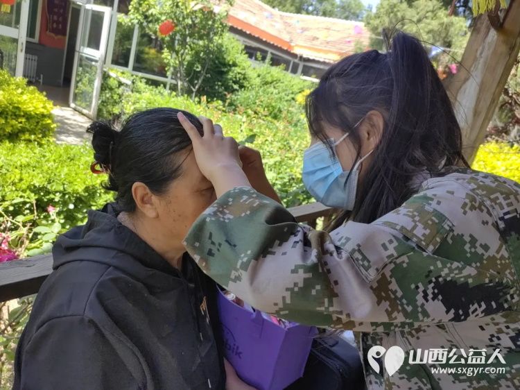 母亲节送爱心美丽快乐永相随 山西省四方中等技术学校爱心志愿者团队走进太原市源缘圆老年公寓为奶奶们和美女员工们化个妆,做个亮甲 - 第9张 - 山西公益人 母亲节送爱心美丽快乐永相随 山西省四方中等技术学校爱心志愿者团队走进太原市源缘圆老年公寓为奶奶们和美女员工们化个妆,做个亮甲 - 第9张