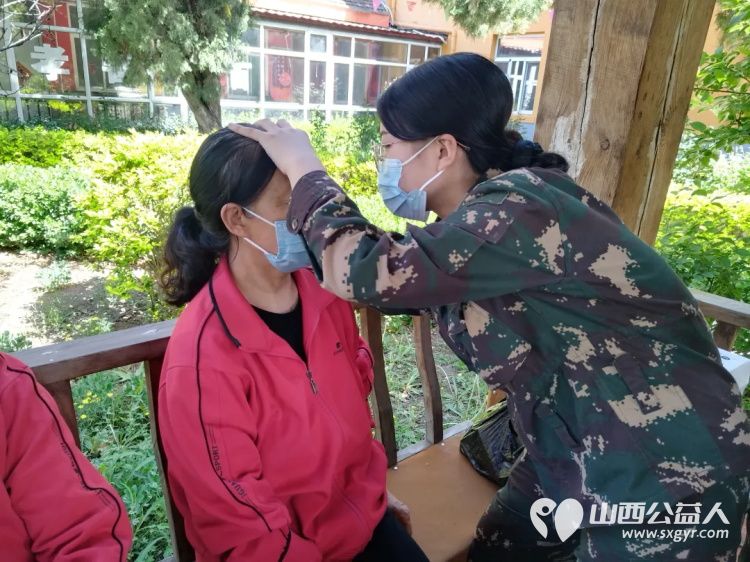 母亲节送爱心美丽快乐永相随 山西省四方中等技术学校爱心志愿者团队走进太原市源缘圆老年公寓为奶奶们和美女员工们化个妆,做个亮甲 - 第10张 - 山西公益人 母亲节送爱心美丽快乐永相随 山西省四方中等技术学校爱心志愿者团队走进太原市源缘圆老年公寓为奶奶们和美女员工们化个妆,做个亮甲 - 第10张