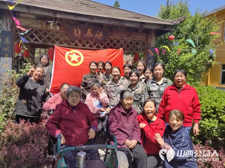 母亲节送爱心美丽快乐永相随 山西省四方中等技术学校爱心志愿者团队走进太原市源缘圆老年公寓为奶奶们和美女员工们化个妆,做个亮甲 - 第13张 - 山西公益人 母亲节送爱心美丽快乐永相随 山西省四方中等技术学校爱心志愿者团队走进太原市源缘圆老年公寓为奶奶们和美女员工们化个妆,做个亮甲 - 第13张