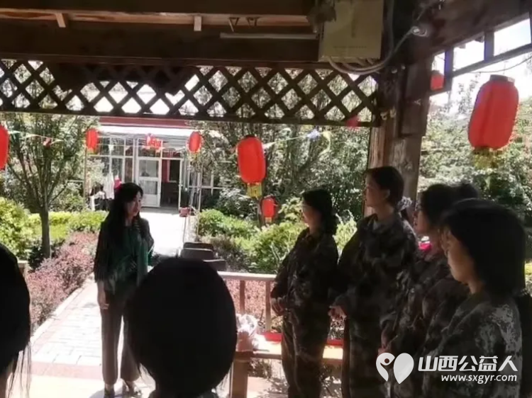 母亲节送爱心美丽快乐永相随 山西省四方中等技术学校爱心志愿者团队走进太原市源缘圆老年公寓为奶奶们和美女员工们化个妆,做个亮甲 - 第12张 - 山西公益人 母亲节送爱心美丽快乐永相随 山西省四方中等技术学校爱心志愿者团队走进太原市源缘圆老年公寓为奶奶们和美女员工们化个妆,做个亮甲 - 第12张