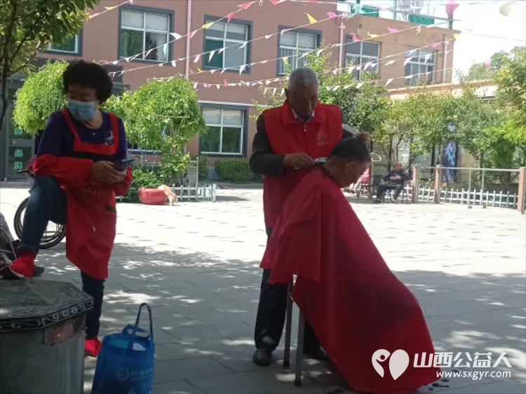 长治市阳光困境儿童帮扶协会赴南山田园敬老院给老人们义务理发清理卫生活动 - 第7张