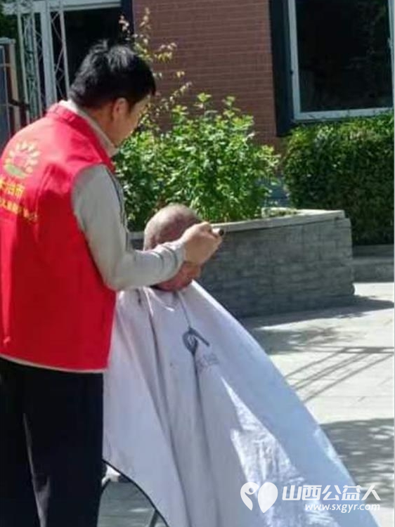 长治市阳光困境儿童帮扶协会赴南山田园敬老院给老人们义务理发清理卫生活动 - 第9张