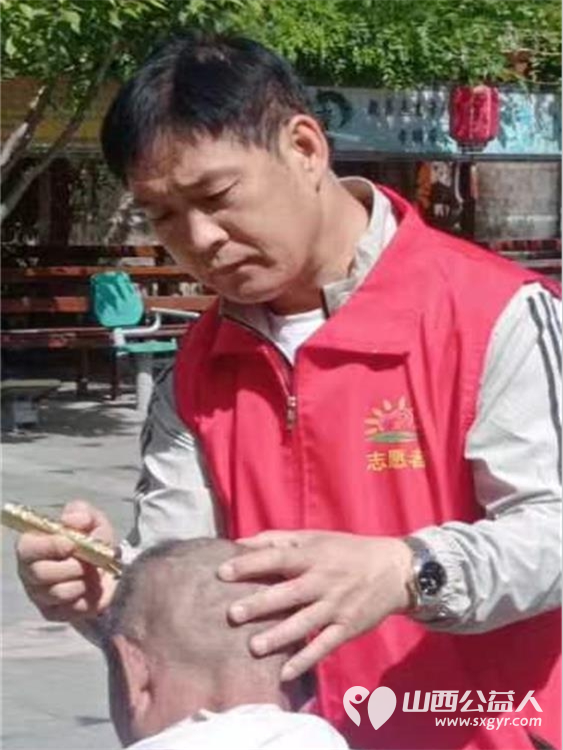 长治市阳光困境儿童帮扶协会赴南山田园敬老院给老人们义务理发清理卫生活动 - 第10张