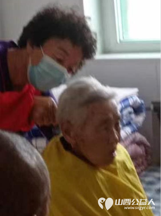 长治市阳光困境儿童帮扶协会赴南山田园敬老院给老人们义务理发清理卫生活动 - 第13张