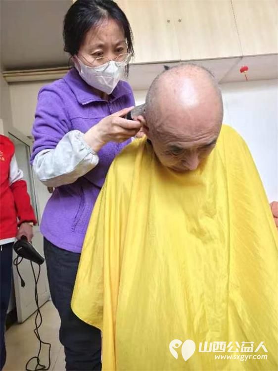 长治市阳光困境儿童帮扶协会赴南山田园敬老院给老人们义务理发清理卫生活动 - 第14张