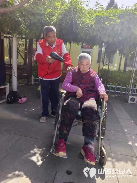 长治市阳光困境儿童帮扶协会赴南山田园敬老院给老人们义务理发清理卫生活动 - 第12张