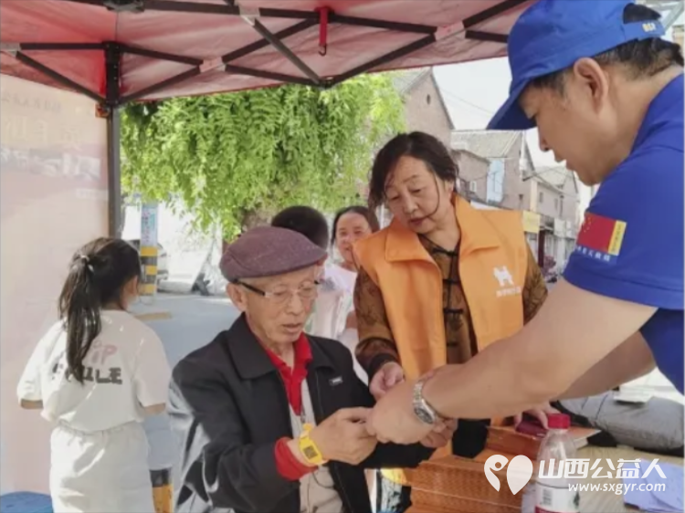 黄手环行动长治市合作团队阳光困境儿童帮扶协会携手角沿新时代文明实践联合开展了让爱回家防走失宣传发放活动 - 第2张 - 山西公益人 黄手环行动长治市合作团队阳光困境儿童帮扶协会携手角沿新时代文明实践联合开展了让爱回家防走失宣传发放活动 - 第2张