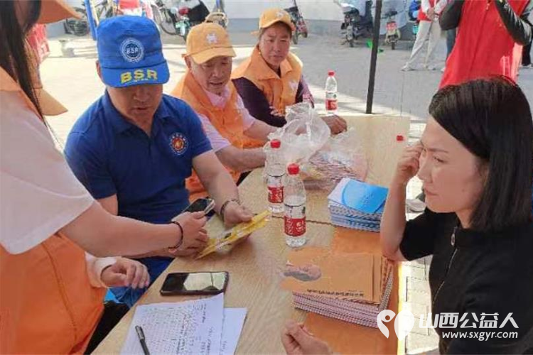 黄手环行动长治市合作团队阳光困境儿童帮扶协会携手角沿新时代文明实践联合开展了让爱回家防走失宣传发放活动 - 第7张 - 山西公益人 黄手环行动长治市合作团队阳光困境儿童帮扶协会携手角沿新时代文明实践联合开展了让爱回家防走失宣传发放活动 - 第7张