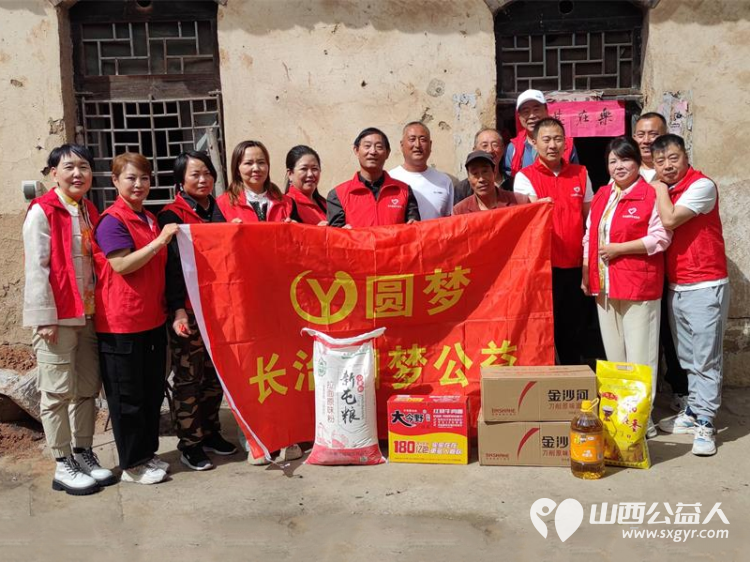 长治圆梦公益协会志愿者5月11日来到狄子峪村和东庄村对八户生活困难的家庭进行献爱心活动捐赠米面油 - 第8张