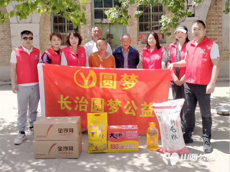 长治圆梦公益协会志愿者5月11日来到狄子峪村和东庄村对八户生活困难的家庭进行献爱心活动捐赠米面油 - 第6张