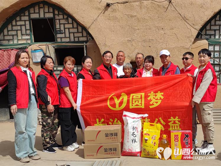 长治圆梦公益协会志愿者5月11日来到狄子峪村和东庄村对八户生活困难的家庭进行献爱心活动捐赠米面油 - 第2张