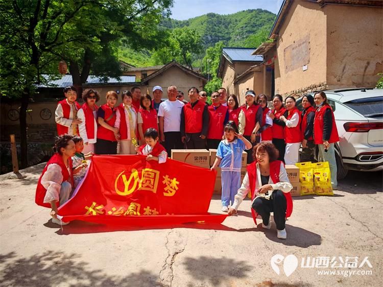 长治圆梦公益协会志愿者5月11日来到狄子峪村和东庄村对八户生活困难的家庭进行献爱心活动捐赠米面油 - 第1张