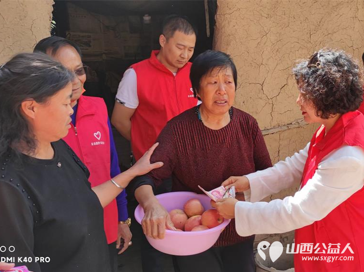 长治圆梦公益协会志愿者5月11日来到狄子峪村和东庄村对八户生活困难的家庭进行献爱心活动捐赠米面油 - 第23张