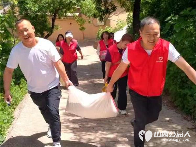 长治圆梦公益协会志愿者5月11日来到狄子峪村和东庄村对八户生活困难的家庭进行献爱心活动捐赠米面油 - 第29张