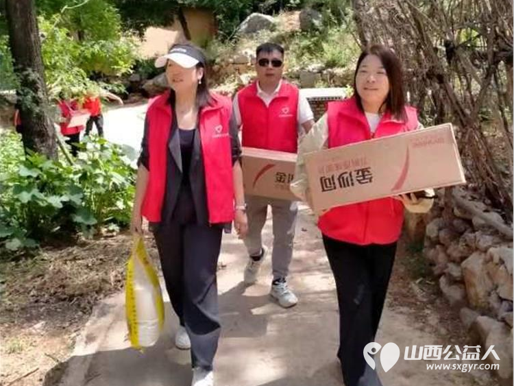 长治圆梦公益协会志愿者5月11日来到狄子峪村和东庄村对八户生活困难的家庭进行献爱心活动捐赠米面油 - 第28张