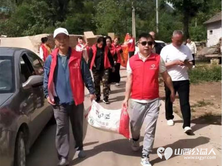 长治圆梦公益协会志愿者5月11日来到狄子峪村和东庄村对八户生活困难的家庭进行献爱心活动捐赠米面油 - 第22张