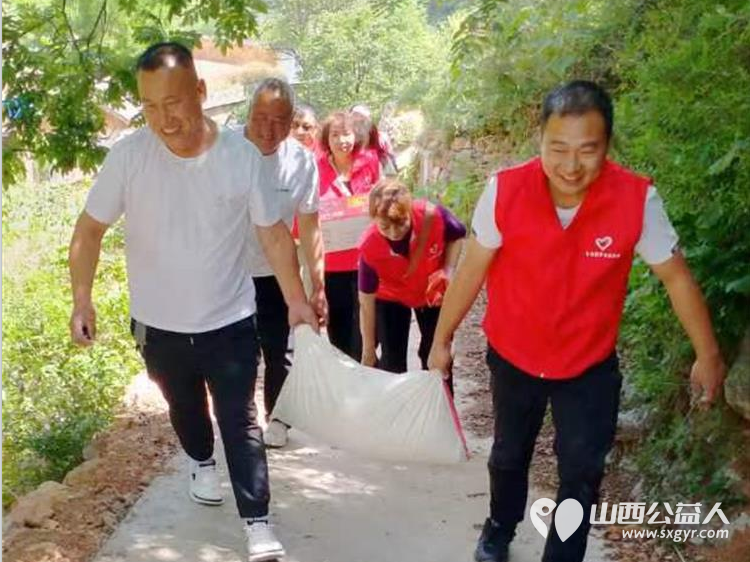 长治圆梦公益协会志愿者5月11日来到狄子峪村和东庄村对八户生活困难的家庭进行献爱心活动捐赠米面油 - 第20张