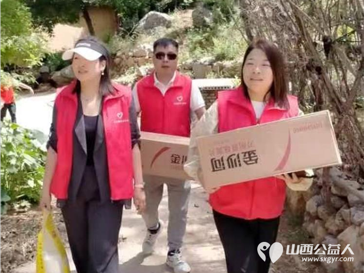 长治圆梦公益协会志愿者5月11日来到狄子峪村和东庄村对八户生活困难的家庭进行献爱心活动捐赠米面油 - 第19张