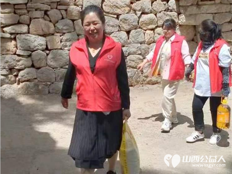 长治圆梦公益协会志愿者5月11日来到狄子峪村和东庄村对八户生活困难的家庭进行献爱心活动捐赠米面油 - 第17张