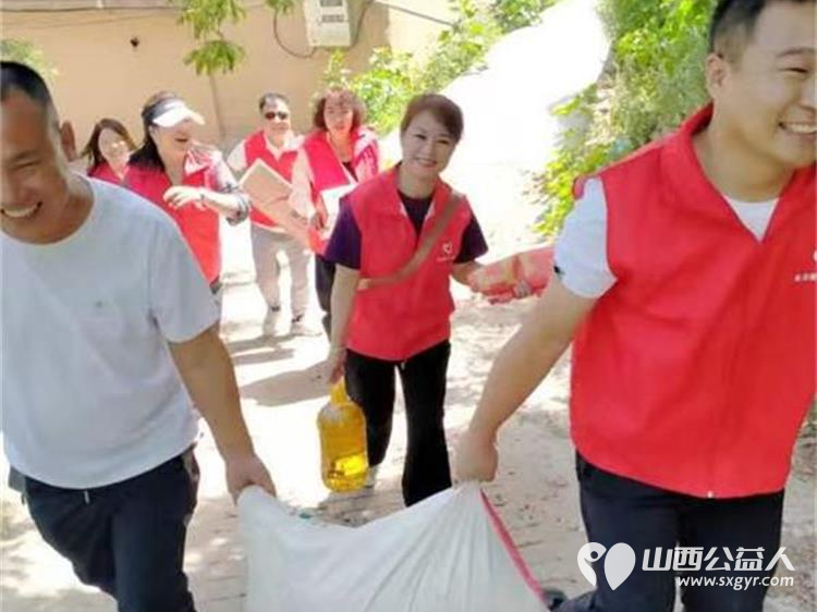 长治圆梦公益协会志愿者5月11日来到狄子峪村和东庄村对八户生活困难的家庭进行献爱心活动捐赠米面油 - 第13张