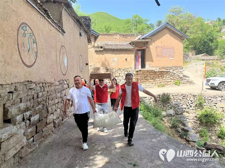 长治圆梦公益协会志愿者5月11日来到狄子峪村和东庄村对八户生活困难的家庭进行献爱心活动捐赠米面油 - 第12张