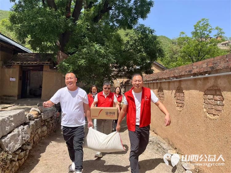 长治圆梦公益协会志愿者5月11日来到狄子峪村和东庄村对八户生活困难的家庭进行献爱心活动捐赠米面油 - 第11张