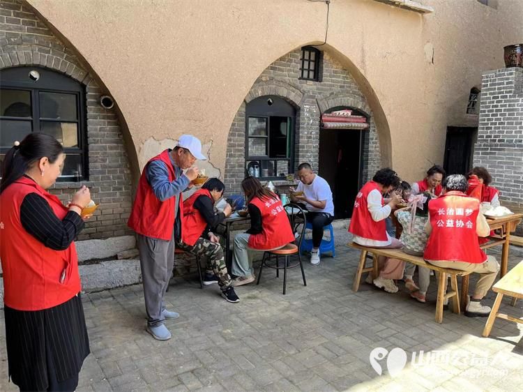 长治圆梦公益协会志愿者5月11日来到狄子峪村和东庄村对八户生活困难的家庭进行献爱心活动捐赠米面油 - 第9张