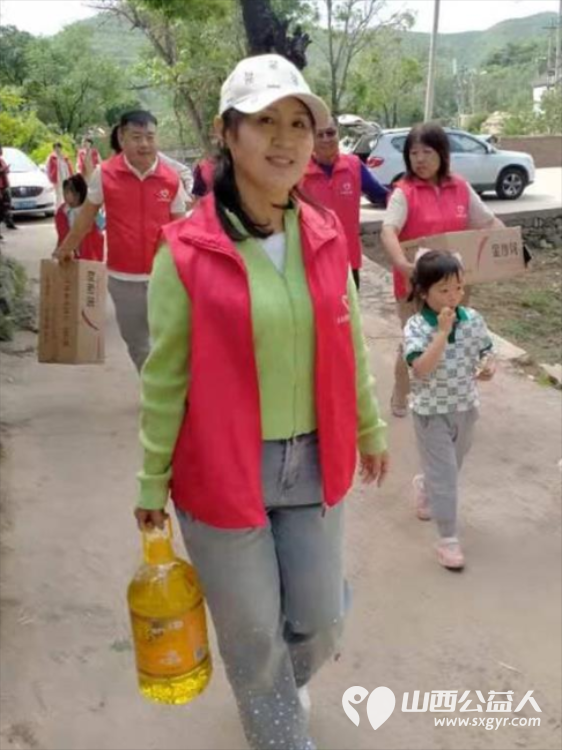 长治圆梦公益协会志愿者5月11日来到狄子峪村和东庄村对八户生活困难的家庭进行献爱心活动捐赠米面油 - 第34张