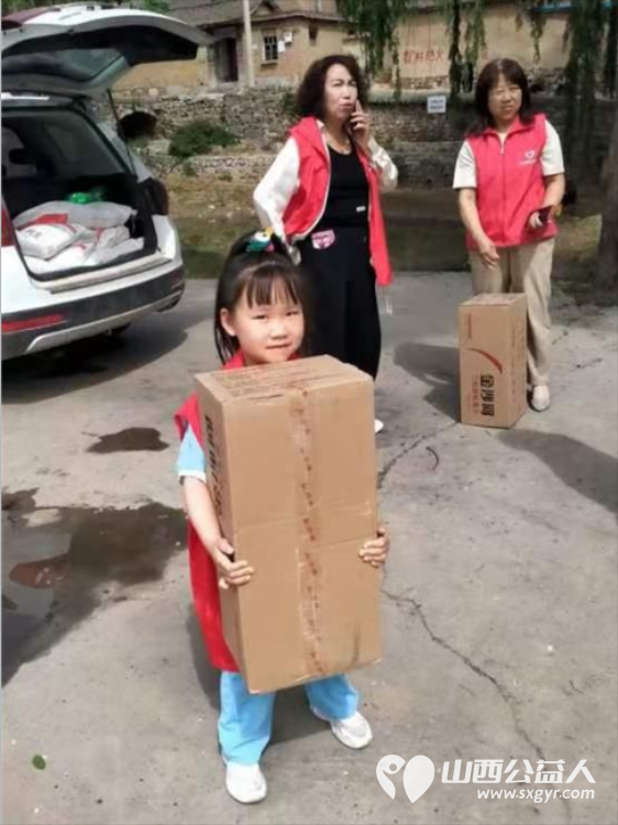 长治圆梦公益协会志愿者5月11日来到狄子峪村和东庄村对八户生活困难的家庭进行献爱心活动捐赠米面油 - 第33张