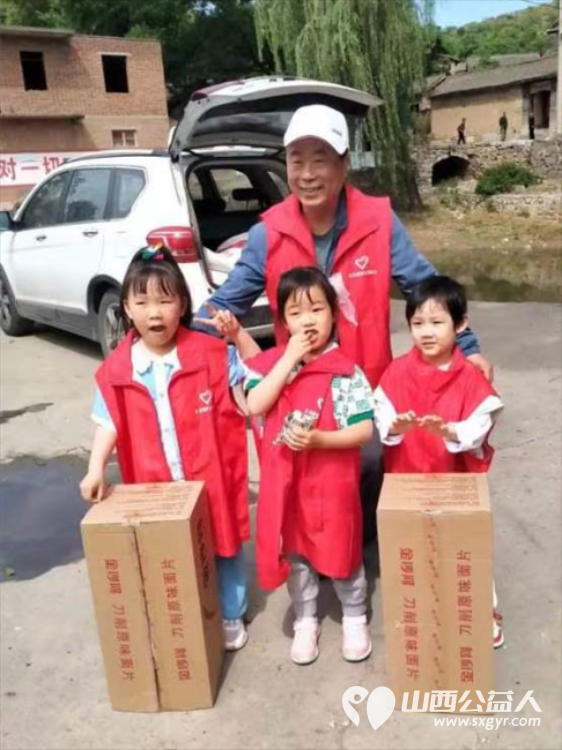 长治圆梦公益协会志愿者5月11日来到狄子峪村和东庄村对八户生活困难的家庭进行献爱心活动捐赠米面油 - 第31张