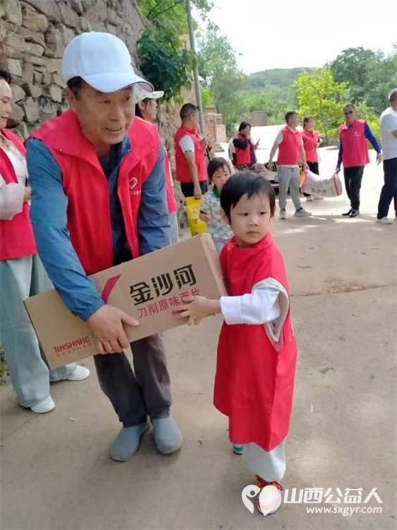 长治圆梦公益协会志愿者5月11日来到狄子峪村和东庄村对八户生活困难的家庭进行献爱心活动捐赠米面油 - 第30张