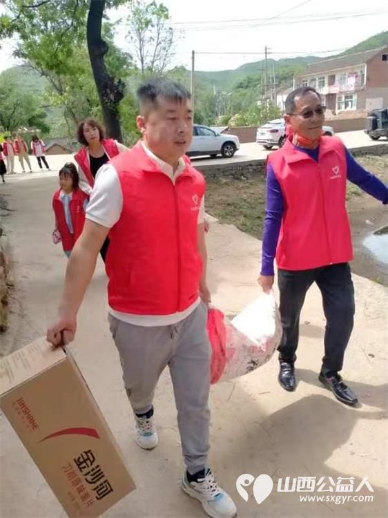长治圆梦公益协会志愿者5月11日来到狄子峪村和东庄村对八户生活困难的家庭进行献爱心活动捐赠米面油 - 第32张