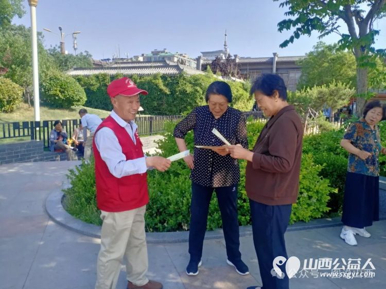 临汾市文明交通志愿者协会志愿者联合解放路办事处商会社区工作人员在鼓楼广场开展“全国防灾减灾宣传周”活动 - 第3张