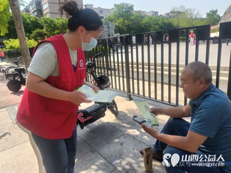 临汾市文明交通志愿者协会志愿者联合解放路办事处商会社区工作人员在鼓楼广场开展“全国防灾减灾宣传周”活动 - 第22张