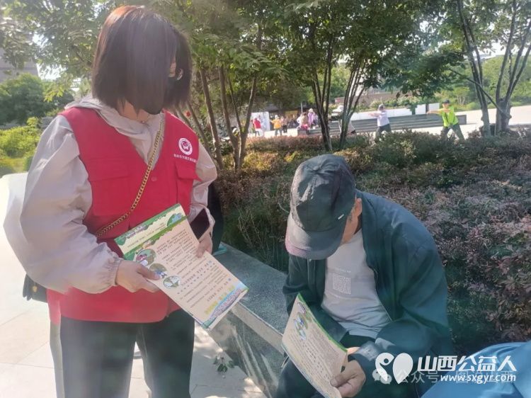 临汾市文明交通志愿者协会志愿者联合解放路办事处商会社区工作人员在鼓楼广场开展“全国防灾减灾宣传周”活动 - 第14张