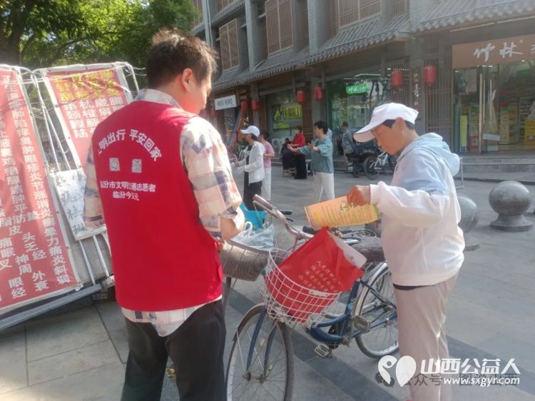 临汾市文明交通志愿者协会志愿者联合解放路办事处商会社区工作人员在鼓楼广场开展“全国防灾减灾宣传周”活动 - 第13张