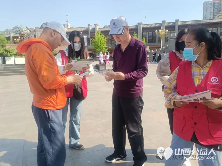 临汾市文明交通志愿者协会志愿者联合解放路办事处商会社区工作人员在鼓楼广场开展“全国防灾减灾宣传周”活动 - 第4张