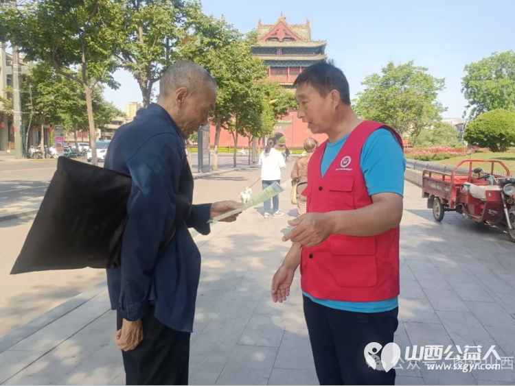 临汾市文明交通志愿者协会志愿者联合解放路办事处商会社区工作人员在鼓楼广场开展“全国防灾减灾宣传周”活动 - 第18张