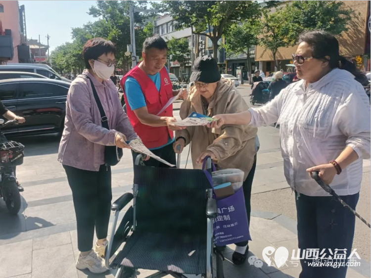 临汾市文明交通志愿者协会志愿者联合解放路办事处商会社区工作人员在鼓楼广场开展“全国防灾减灾宣传周”活动 - 第21张