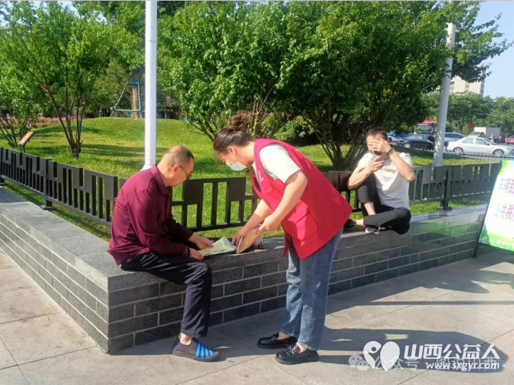 临汾市文明交通志愿者协会志愿者联合解放路办事处商会社区工作人员在鼓楼广场开展“全国防灾减灾宣传周”活动 - 第9张