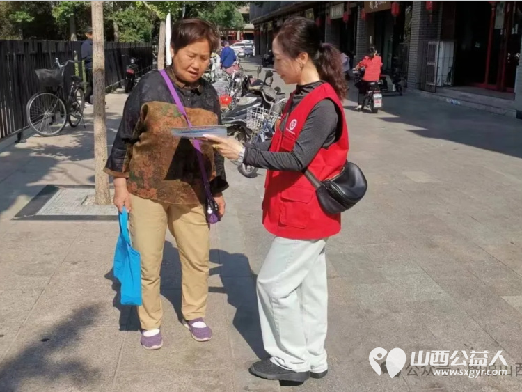 临汾市文明交通志愿者协会志愿者联合解放路办事处商会社区工作人员在鼓楼广场开展“全国防灾减灾宣传周”活动 - 第6张