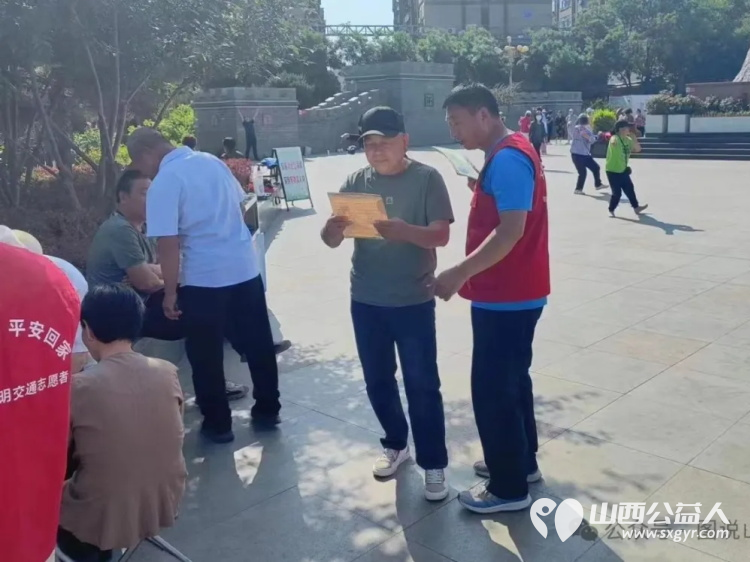 临汾市文明交通志愿者协会志愿者联合解放路办事处商会社区工作人员在鼓楼广场开展“全国防灾减灾宣传周”活动 - 第5张