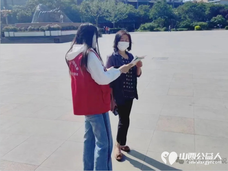 临汾市文明交通志愿者协会志愿者联合解放路办事处商会社区工作人员在鼓楼广场开展“全国防灾减灾宣传周”活动 - 第15张