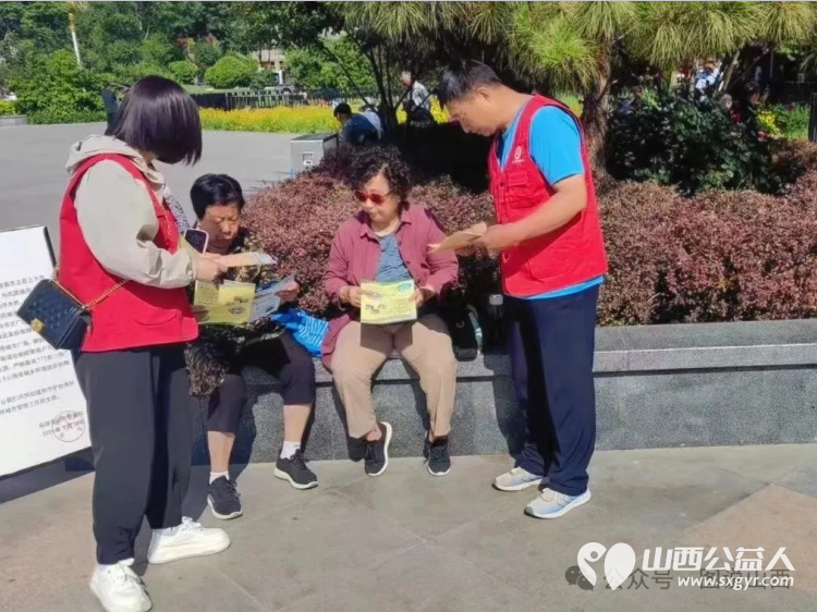 临汾市文明交通志愿者协会志愿者联合解放路办事处商会社区工作人员在鼓楼广场开展“全国防灾减灾宣传周”活动 - 第16张