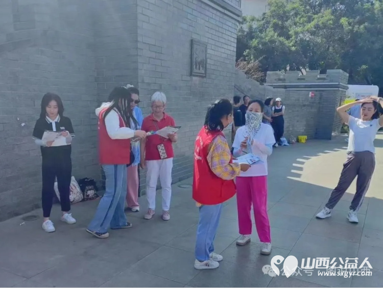 临汾市文明交通志愿者协会志愿者联合解放路办事处商会社区工作人员在鼓楼广场开展“全国防灾减灾宣传周”活动 - 第12张