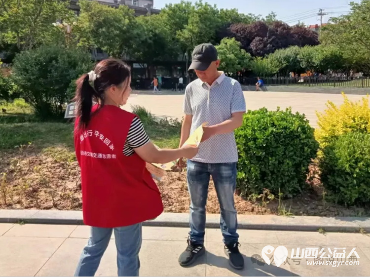 临汾市文明交通志愿者协会志愿者联合解放路办事处商会社区工作人员在鼓楼广场开展“全国防灾减灾宣传周”活动 - 第11张